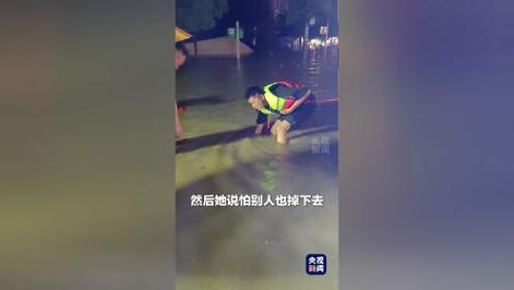 新澳门全年免费料新澳和街头下水道爬出女子与街头下水道爬出女子身体视频