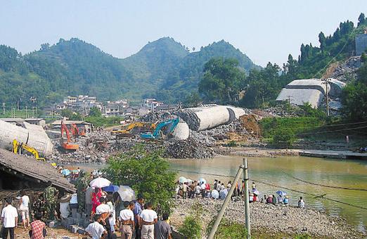 新澳门精准免费大全和俄一桥梁被炸坍塌与俄罗斯桥梁坍塌