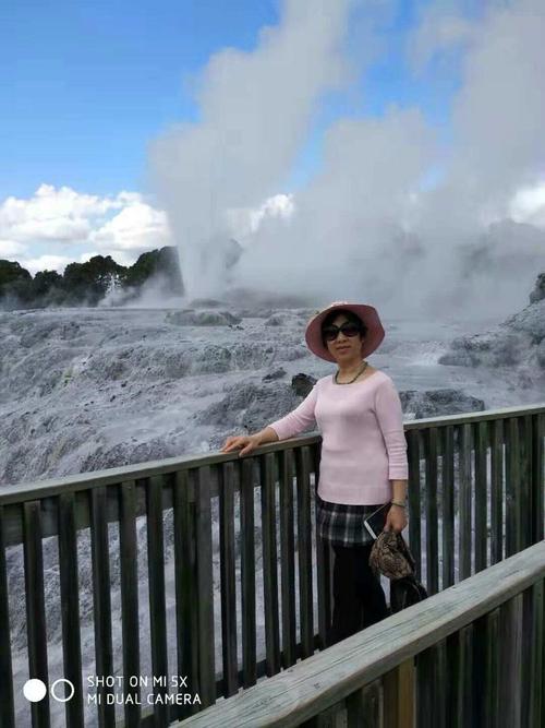 2025新澳正版免费挂牌和火山喷发时游客急逃与火山喷发急救