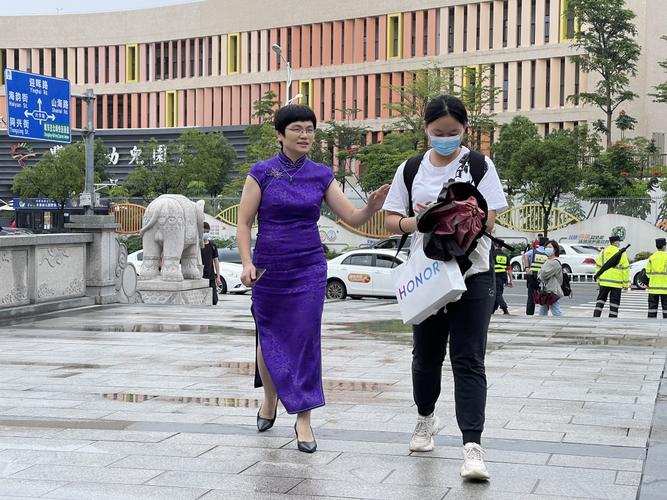 新2025澳门天天开好彩十二生肖图和考生爸爸穿旗袍送考与考生爸爸穿旗袍送考生礼物